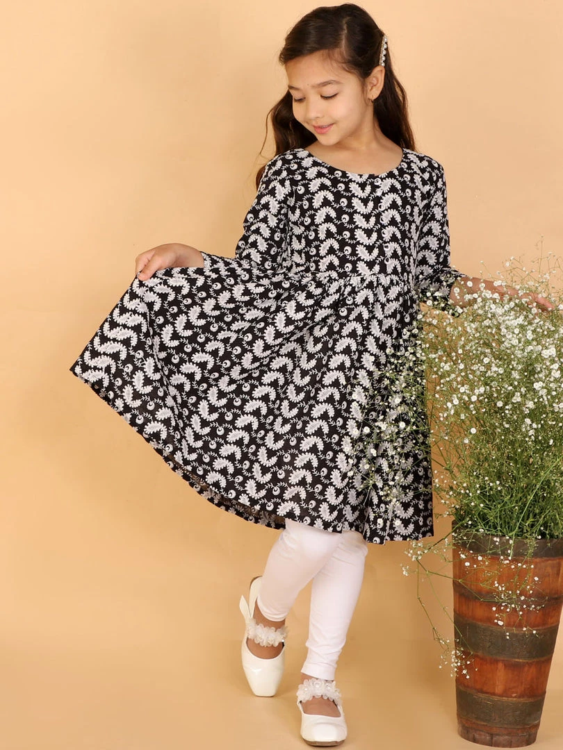 VASTRAMAY Girls Black & White Embroidered Chikankari Pure Cotton Kurta With Leggings 3 VASTRAMAY Girls Black & White Embroidered Chikankari Pure Cotton Kurta With Leggings
