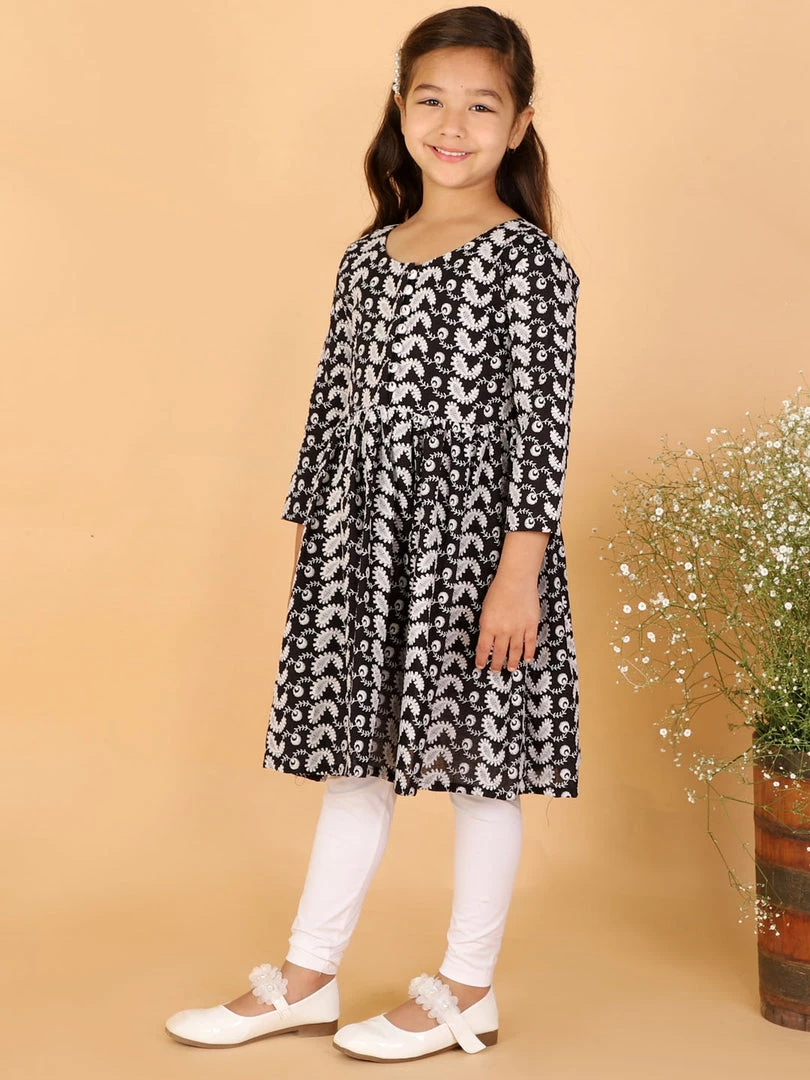 VASTRAMAY Girls Black & White Embroidered Chikankari Pure Cotton Kurta With Leggings 4 VASTRAMAY Girls Black & White Embroidered Chikankari Pure Cotton Kurta With Leggings