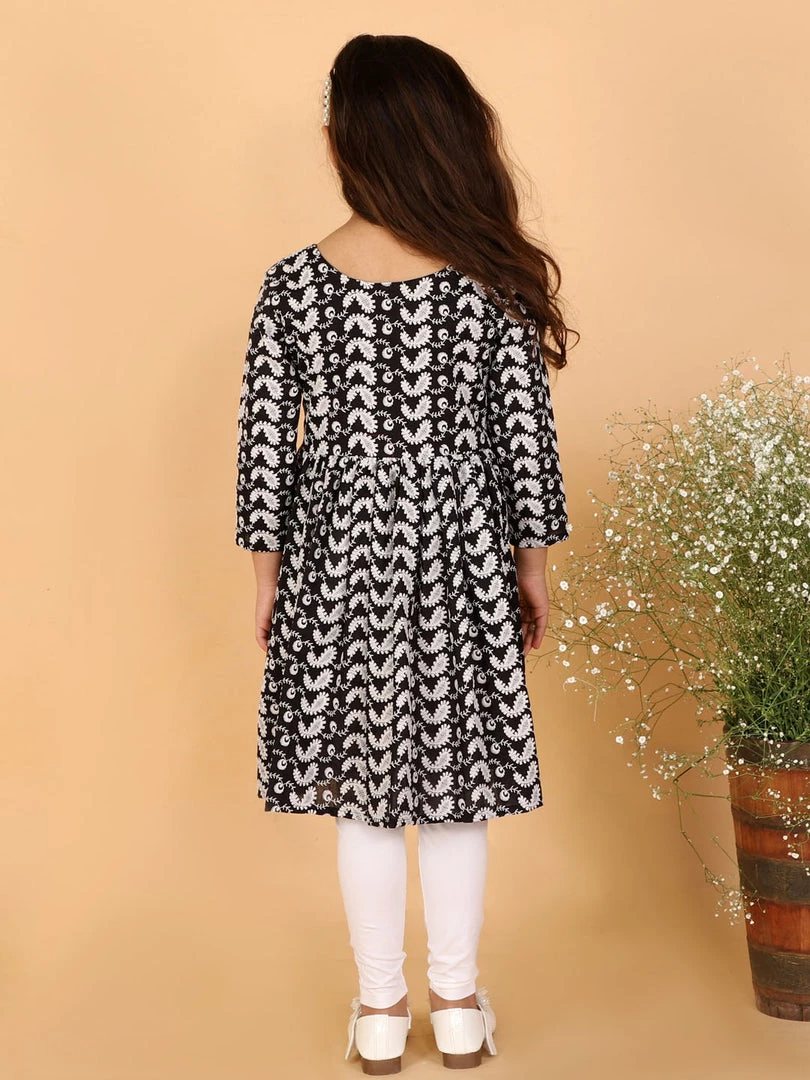 VASTRAMAY Girls Black & White Embroidered Chikankari Pure Cotton Kurta With Leggings 5 VASTRAMAY Girls Black & White Embroidered Chikankari Pure Cotton Kurta With Leggings