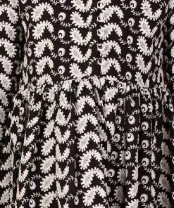 VASTRAMAY Girls Black & White Embroidered Chikankari Pure Cotton Kurta With Leggings 13 VASTRAMAY Girls Black & White Embroidered Chikankari Pure Cotton Kurta With Leggings