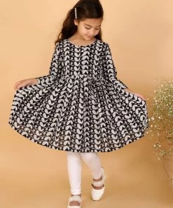 VASTRAMAY Girls Black & White Embroidered Chikankari Pure Cotton Kurta With Leggings 15 VASTRAMAY Girls Black & White Embroidered Chikankari Pure Cotton Kurta With Leggings