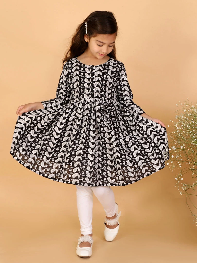 VASTRAMAY Girls Black & White Embroidered Chikankari Pure Cotton Kurta With Leggings 8 VASTRAMAY Girls Black & White Embroidered Chikankari Pure Cotton Kurta With Leggings
