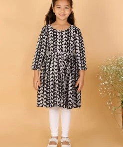 VASTRAMAY Girls Black & White Embroidered Chikankari Pure Cotton Kurta With Leggings 16 VASTRAMAY Girls Black & White Embroidered Chikankari Pure Cotton Kurta With Leggings