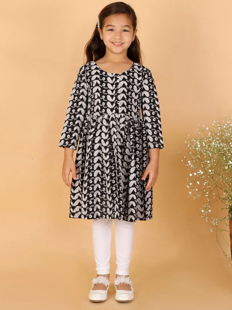 VASTRAMAY Girls Black & White Embroidered Chikankari Pure Cotton Kurta With Leggings 9 VASTRAMAY Girls Black & White Embroidered Chikankari Pure Cotton Kurta With Leggings