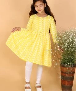 VASTRAMAY Girls Yellow & White Embroidered Chikankari Pure Cotton Kurta & Leggings