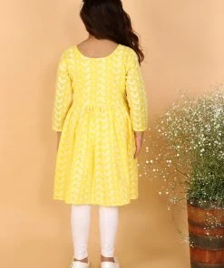 VASTRAMAY Girls Yellow & White Embroidered Chikankari Pure Cotton Kurta & Leggings
