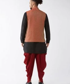 VASTRAMAY Men's Maroon Banarasi Jacket With Black Silk Kurta And Dhoti Set 11 VASTRAMAY Men's Maroon Banarasi Jacket With Black Silk Kurta And Dhoti Set