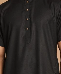 VASTRAMAY Men's Black Solid Kurta